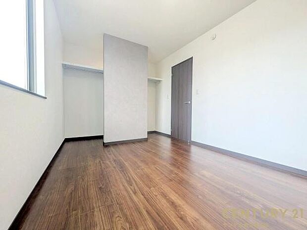 6帖の洋室です♪大きな寝具などを置いてもゆとりがあります♪しっかり日が差し込みますので気持ちの良い目覚めができる素敵な洋室になります♪