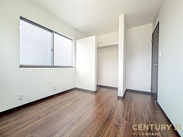 5帖の洋室です♪しっかり日が差し込みますので気持ちの良い目覚めができる素敵な洋室になります♪子供部屋にも十分使える仕様の洋室になっております♪