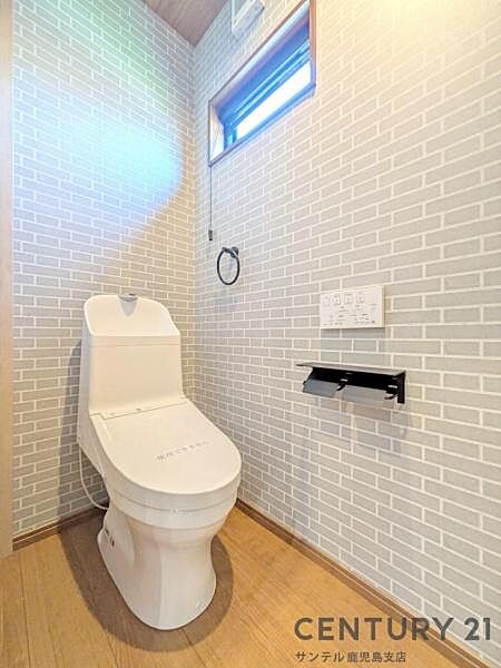 ウォシュレットが付いた明るくて落ち着いた空間のお手洗いになります♪