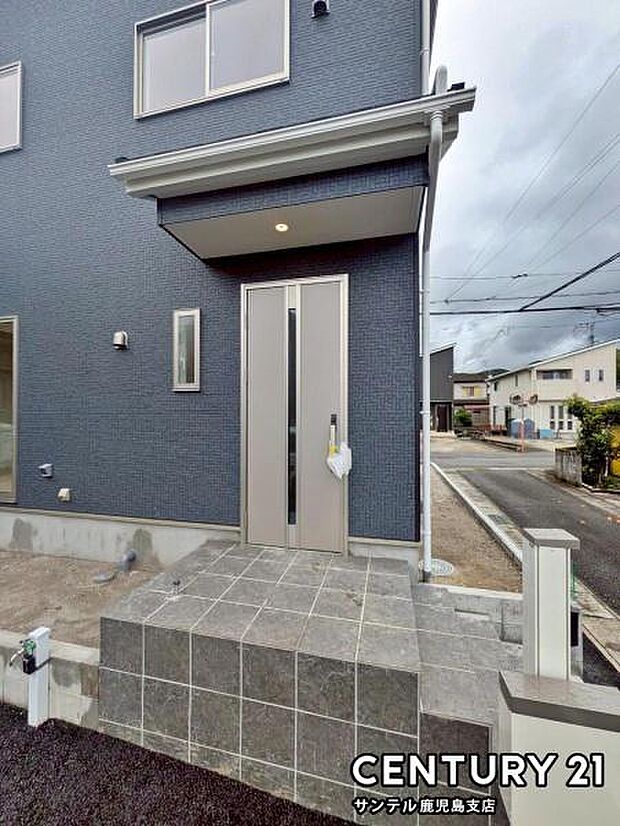 セキュリティ面でも安心なダブルロックドア玄関です♪屋根があるので、ちょっとした雨の日でも焦ることなく鍵や傘の開け閉めができます♪