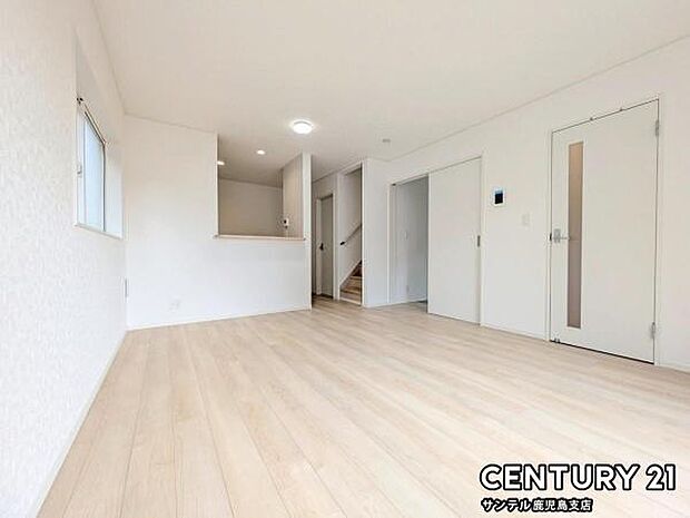 14.2帖のリビングです♪カウンターキッチンからリビングにいるご家族やお子様の様子が見えるので、コミュニケーションがとりながら、ご家族の大切な時間を共有できるリビングスペースです♪