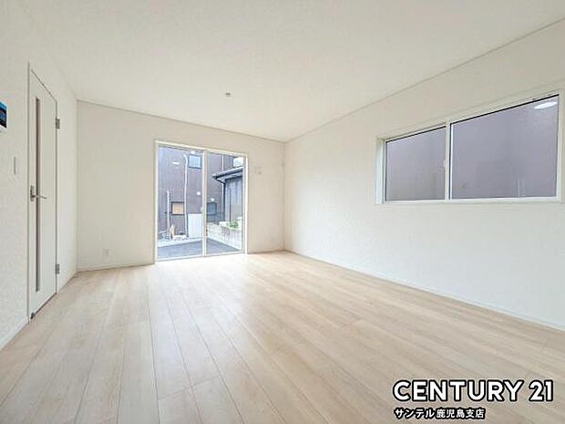 14.2帖のリビングです♪明るく、落ち着きのあるリビング♪ダイニングスペースも含めてゆとりのあるスペースで、ご家族でお食事や団らんしたり、ゆったりとしたご家族の時間を過ごせます♪