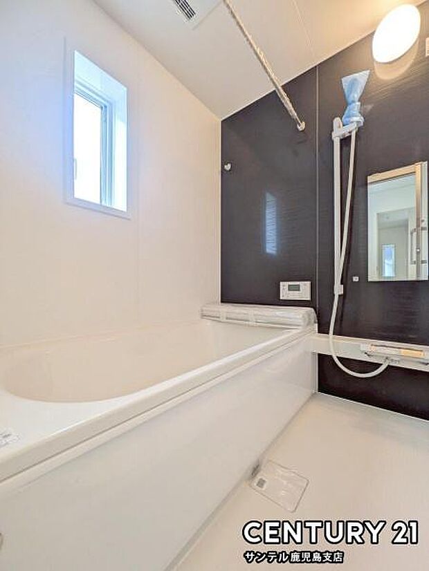 1日の疲れもゆっくり取ることのできる広々とした1坪タイプのシステムバス♪浴室乾燥、涼風、暖房、換気システムが付いておりますので、快適なバスタイムを過ごせます♪