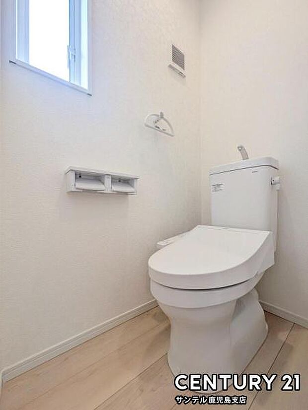 1階のウォシュレットが付いた広々として落ち着いた空間のお手洗いになります♪