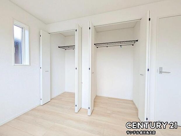 7帖洋室のクローゼットです♪丈の長いコートやお子様の制服、スーツなど収納でき、お洋服選びが楽しくなりますね♪