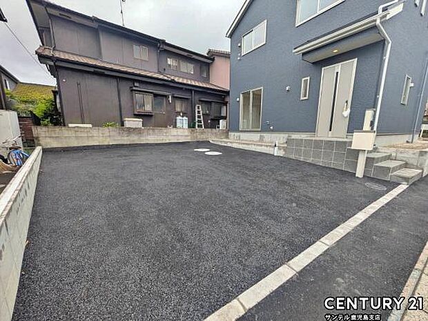 お車2台駐車可能です♪