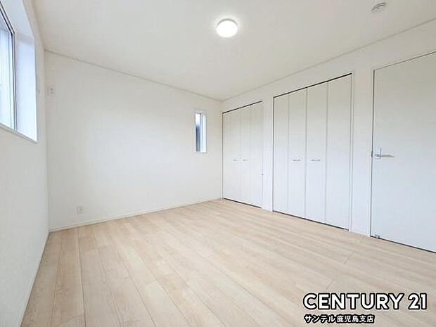 7帖の洋室です♪大きな寝具などを置いてもゆとりがあります♪しっかり日が差し込みますので気持ちの良い目覚めができる素敵な洋室になります♪