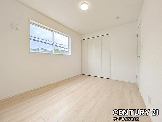 6帖の洋室です♪しっかり日が差し込みますので気持ちの良い目覚めができる素敵な洋室になります♪子供部屋にも十分使える仕様の洋室になっております♪