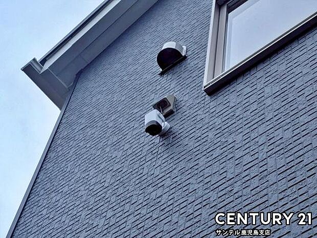 スマホアプリでいつでもどこでも確認できる防犯カメラ♪夜間は赤外線LEDで撮影、マイク付きで通話や録画でき、セキュリティー面も安心です♪