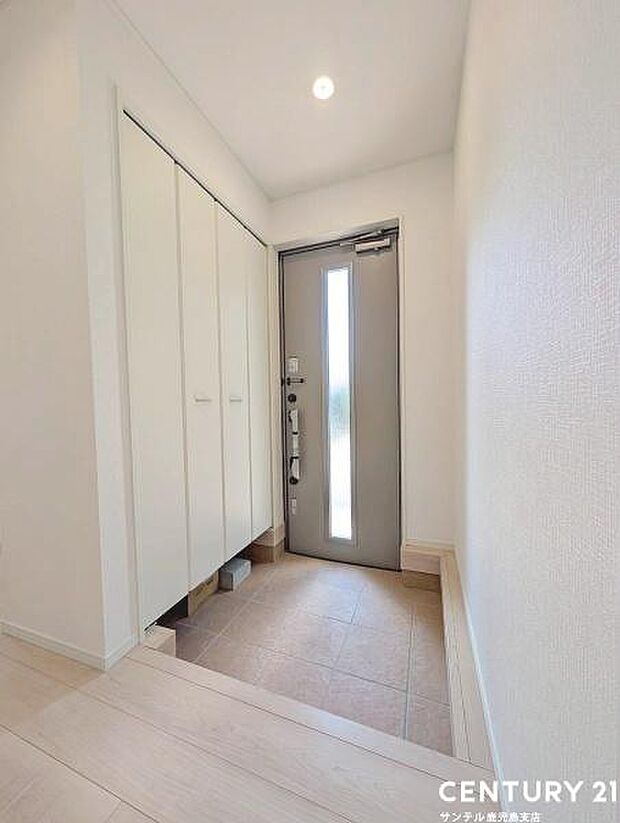 ご新居への出入り口になる明るい玄関には、たくさんの靴を収納できるシューズボックスが付いております♪いつも清潔感のあるすっきりとした玄関スペースを確保できますよ♪