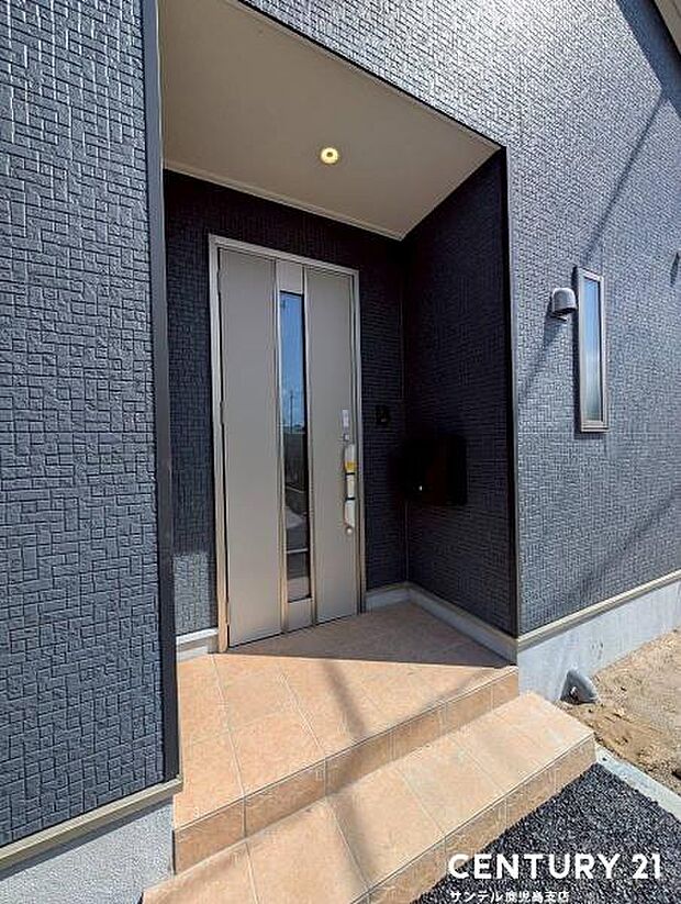 セキュリティ面でも安心なダブルロックドア玄関です♪屋根があるので、ちょっとした雨の日でも焦ることなく鍵や傘の開け閉めができます♪