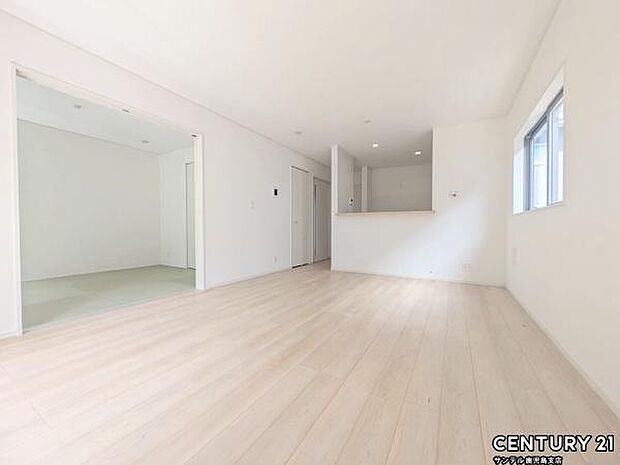 16帖のリビングです♪明るく、落ち着きのあるリビング♪ダイニングスペースも含めてゆとりのあるスペースで、ご家族でお食事や団らんしたり、ゆったりとしたご家族の時間を過ごせます♪