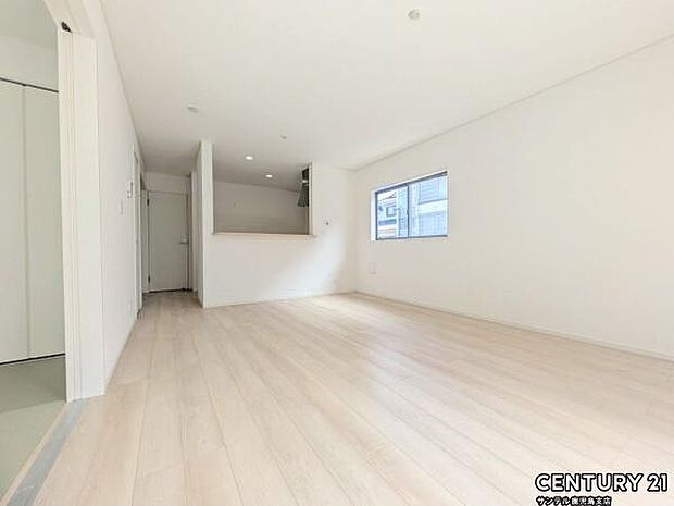 16帖のリビングです♪カウンターキッチンからリビングにいるご家族やお子様の様子が見えるので、コミュニケーションがとりながら、ご家族の大切な時間を共有できるリビングスペースです♪