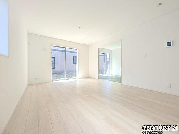 16帖のリビングです♪明るく、落ち着きのあるリビング♪ダイニングスペースも含めてゆとりのあるスペースで、ご家族でお食事や団らんしたり、ゆったりとしたご家族の時間を過ごせます♪