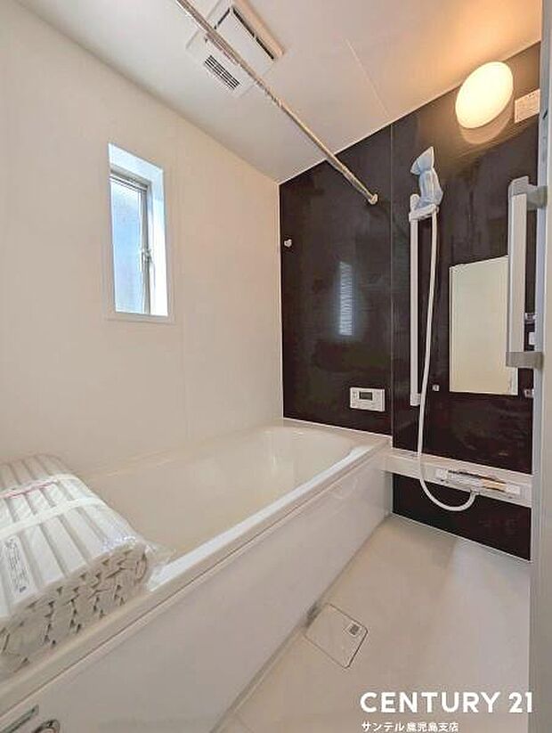 1日の疲れもゆっくり取ることのできる広々とした1坪タイプのシステムバス♪浴室乾燥、涼風、暖房、換気システムが付いておりますので、快適なバスタイムを過ごせます♪