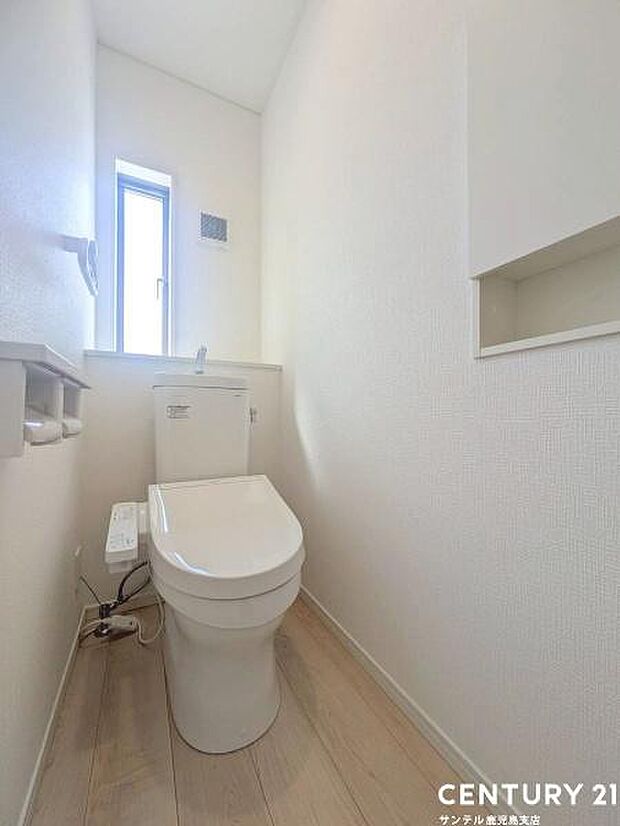 ウォシュレットが付いた広々として落ち着いた空間のお手洗いになります♪