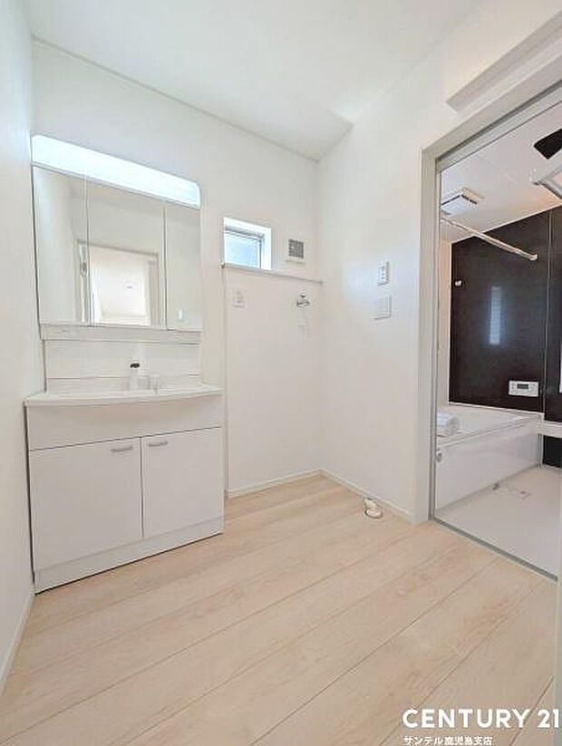 窓の付いた清潔感のあるシンプルな洗面脱衣所♪洗面台は、三面鏡の裏も収納スペースが付いており、シャワーヘッド付き！