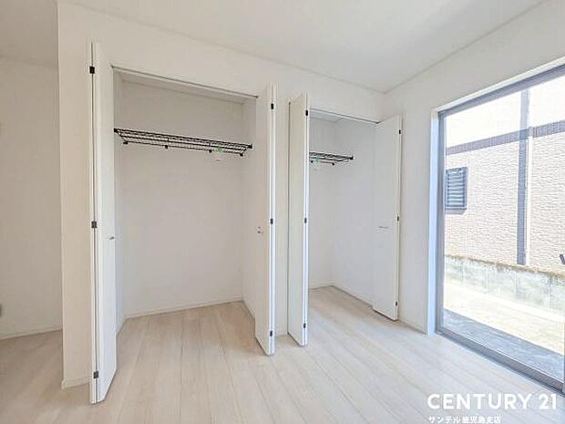 7.5帖洋室のクローゼットです♪丈の長いコートやお子様の制服、スーツなど収納でき、お洋服選びが楽しくなりますね♪