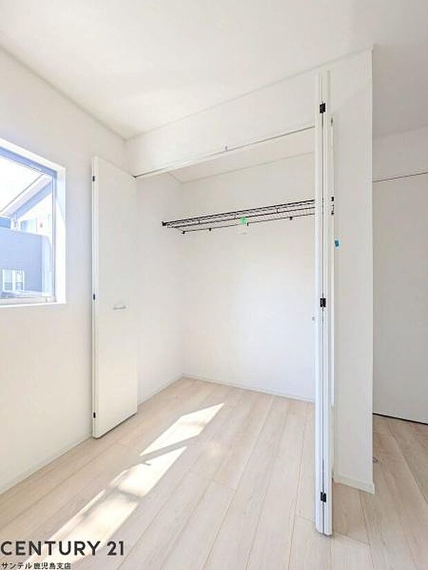 5.7帖洋室のクローゼットです♪丈の長いコートやお子様の制服、スーツなど収納でき、お洋服選びが楽しくなりますね♪