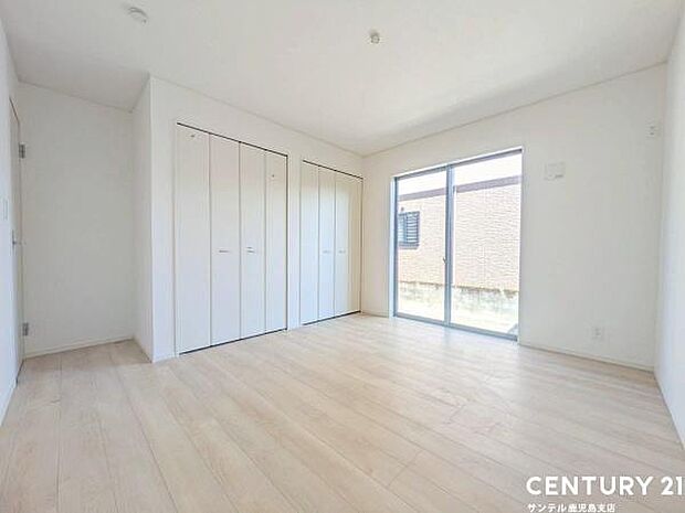 7.5帖の洋室です♪大きな寝具などを置いてもゆとりがあります♪しっかり日が差し込みますので気持ちの良い目覚めができる素敵な洋室になります♪