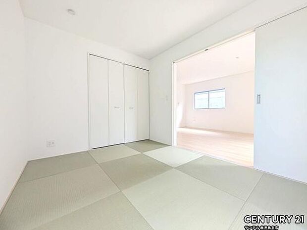 6帖の和室です♪リビング横に和室があることで和と洋の雰囲気を味わえ素敵な空間を演出でき、お子様の遊び部屋や客間としても利用できます♪