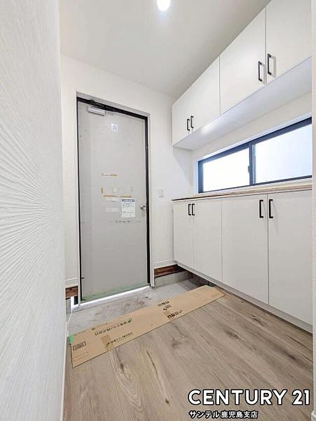 ご新居への出入り口になる明るい玄関には、たくさんの靴を収納できるシューズボックスが付いております♪いつも清潔感のあるすっきりとした玄関スペースを確保できますよ♪※最終仕上げ前です。