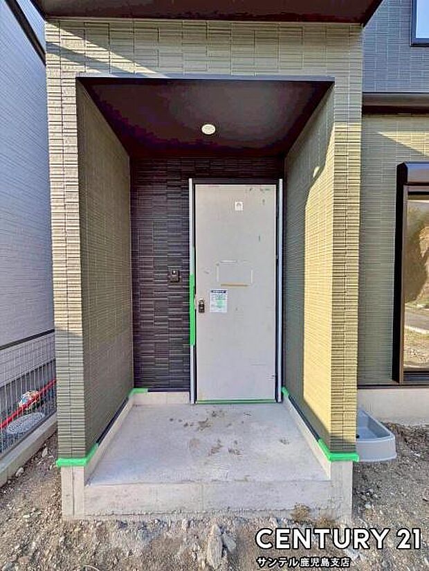 セキュリティ面でも安心なダブルロックドア玄関です♪屋根があるので、ちょっとした雨の日でも焦ることなく鍵や傘の開け閉めができます♪※最終仕上げ前です。