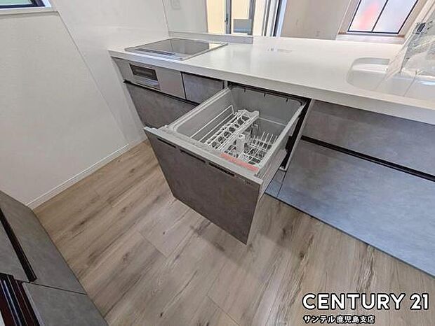 手荒れを防いで、家事の時間も削減できる食洗機付き♪高水温で洗浄をするので、衛生面的にも安心で♪片付けの時短にもなるので大活躍間違いなしです♪