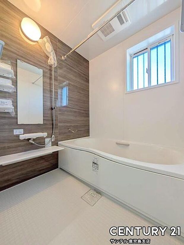 1日の疲れもゆっくり取ることのできる広々とした1坪タイプのシステムバス♪浴室乾燥、涼風、暖房、換気システムが付いておりますので、快適なバスタイムを過ごせます♪