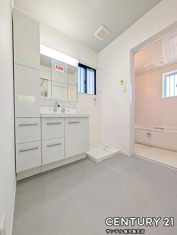 窓の付いた清潔感のあるシンプルな洗面脱衣所♪洗面台は、三面鏡の裏も収納スペースが付いており、シャワーヘッド付き！