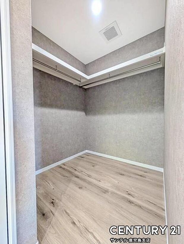 6帖洋室のウォークインクローゼット♪丈の長いコートやスーツ、衣装ケースなどもクローゼットにそのまま収納でき、お洋服選びが楽しくなりますね♪