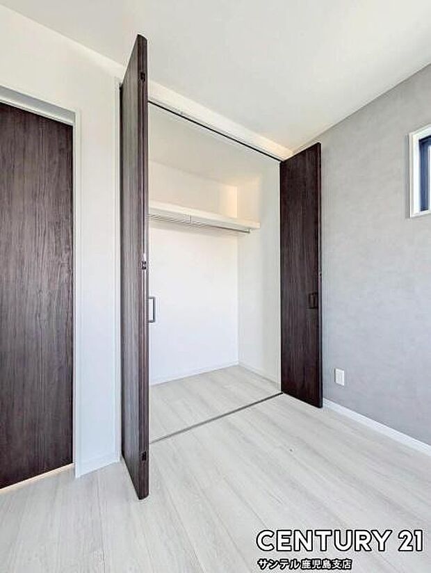 6帖洋室のクローゼットです♪丈の長いコートやお子様の制服、スーツなど収納でき、お洋服選びが楽しくなりますね♪