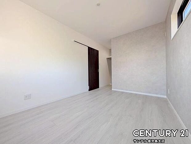 6帖の洋室です♪しっかり日が差し込みますので気持ちの良い目覚めができる素敵な洋室になります♪ウォークインクローゼットも完備しております！