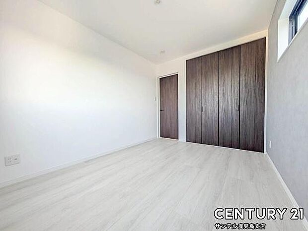 6帖の洋室です♪しっかり日が差し込みますので気持ちの良い目覚めができる素敵な洋室になります♪子供部屋にも十分使える仕様の洋室になっております♪