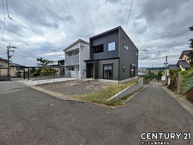 前面道路から撮影した現地写真です♪