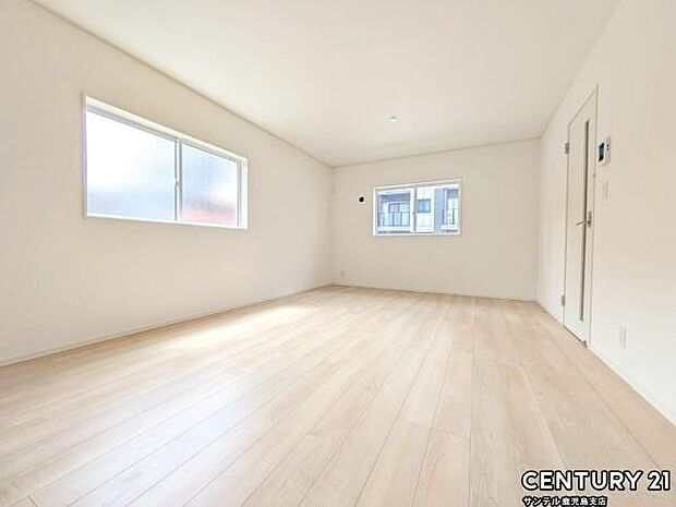 17帖のリビングです♪明るく、落ち着きのあるリビング♪ダイニングスペースも含めてゆとりのあるスペースで、ご家族でお食事や団らんしたり、ゆったりとしたご家族の時間を過ごせます♪※最終仕上げ前です。