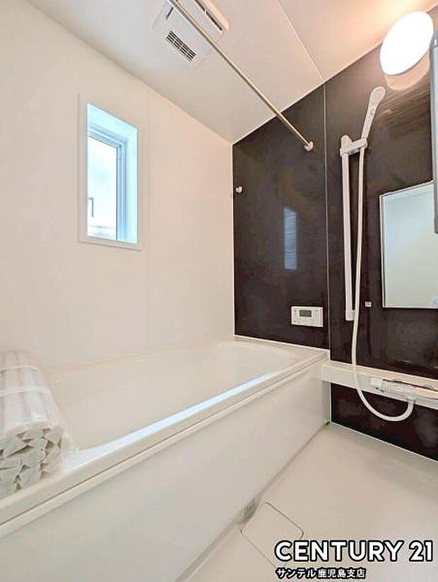 1日の疲れもゆっくり取ることのできる広々とした1坪タイプのシステムバス♪浴室乾燥、涼風、暖房、換気システムが付いておりますので、快適なバスタイムを過ごせます♪