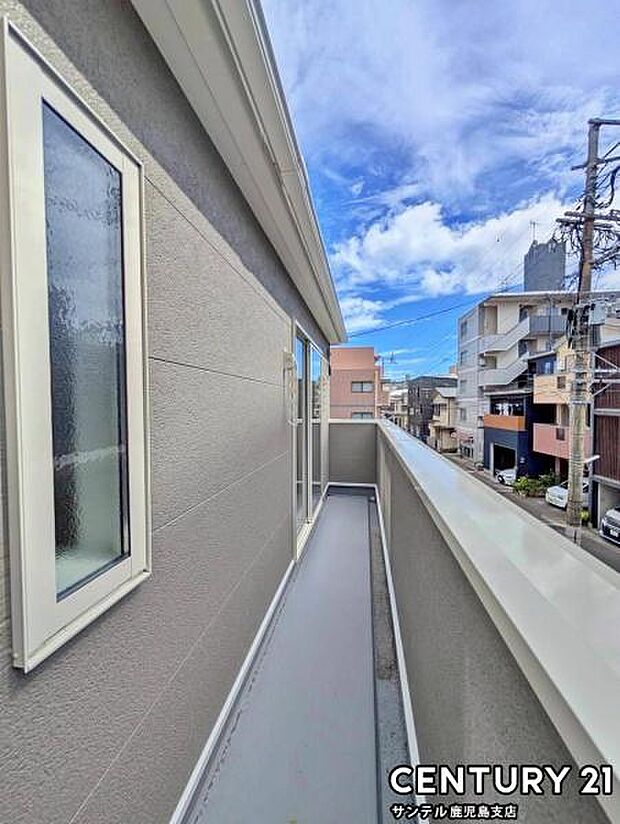 ぽかぽかした天気の良い日はバルコニーで洗濯物を外で干すことが出来ます♪