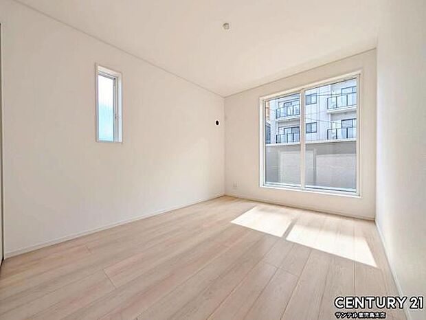 6帖の洋室です♪バルコニーとつながる洋室となっており、しっかり日が差し込みますので気持ちの良い目覚めができる素敵なお部屋です♪