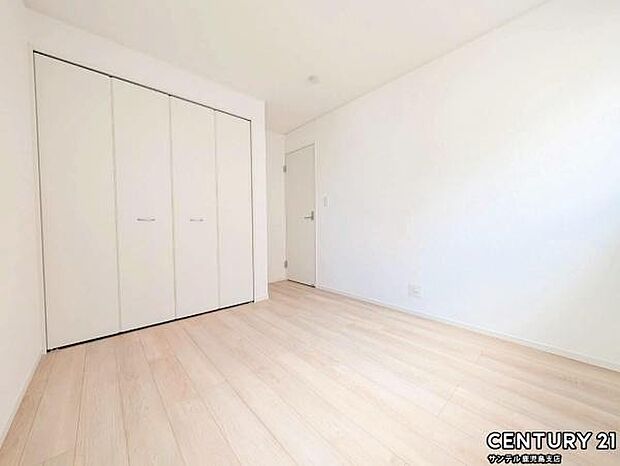 5.2帖の洋室です♪しっかり日が差し込みますので気持ちの良い目覚めができる素敵な洋室になります♪子供部屋にも十分使える仕様の洋室になっております♪