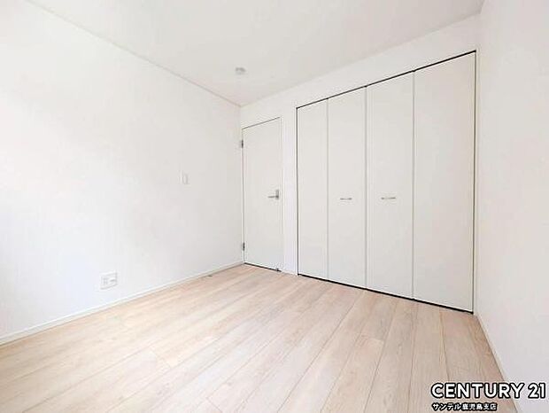 4.5帖の洋室です♪しっかり日が差し込みますので気持ちの良い目覚めができる素敵な洋室になります♪子供部屋にも十分使える仕様の洋室になっております♪