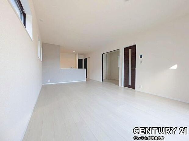 18帖の広々としたリビング♪カウンターキッチンからリビングにいるご家族やお子様の様子が見えるので、コミュニケーションがとりながら、ご家族の大切な時間を共有できるリビングスペースです♪