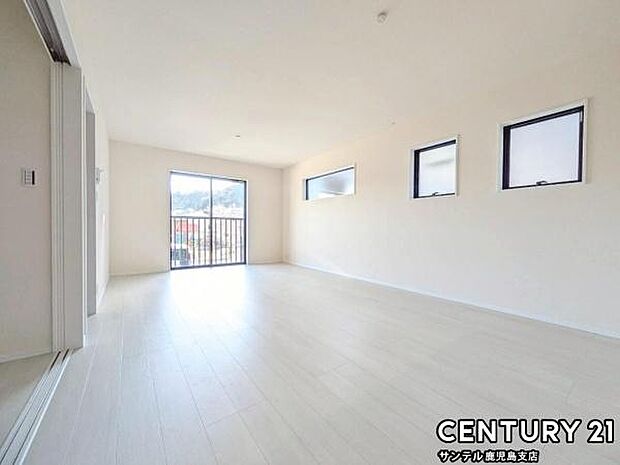 18帖のリビングです♪明るく、落ち着きのあるリビング♪ダイニングスペースも含めてゆとりのあるスペースで、ご家族でお食事や団らんしたり、ゆったりとしたご家族の時間を過ごせます♪