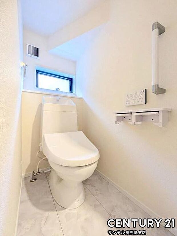 1階のウォシュレットが付いた落ち着いた空間のお手洗いになります♪