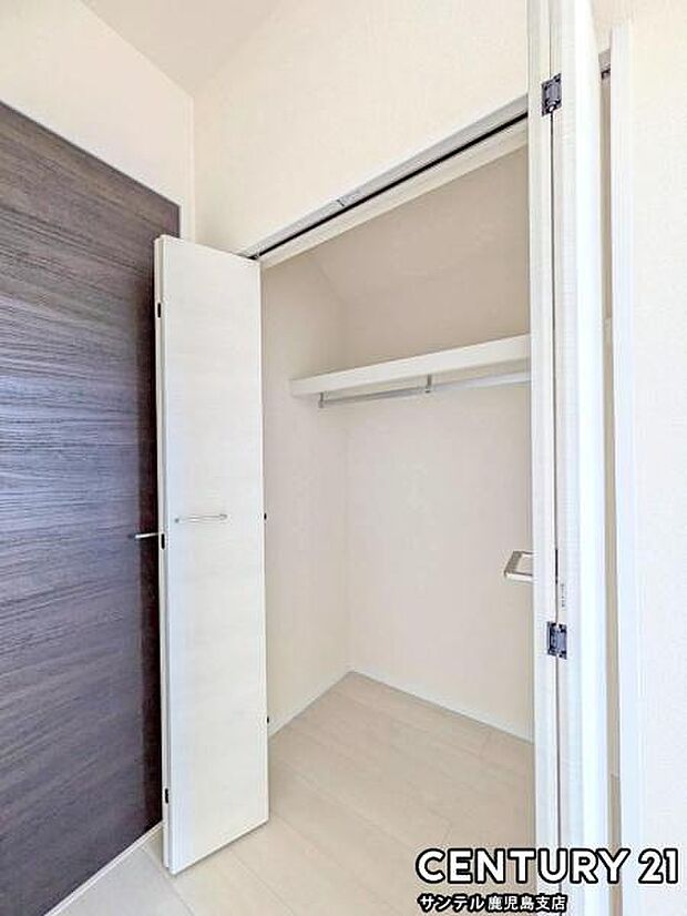 6帖洋室のクローゼットです♪丈の長いコートやお子様の制服、スーツなど収納でき、お洋服選びが楽しくなりますね♪