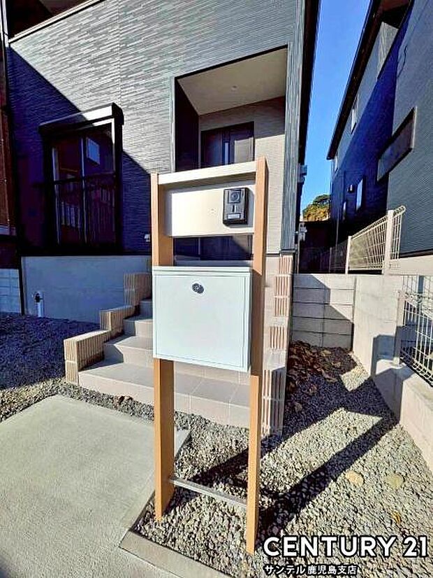 モニターホンとポストが一体となったポストユニットです♪ダイヤルロック付きのポストで、雨でも濡れにくい仕様になっておりますよ♪