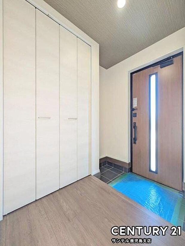 ご新居への出入り口になる明るい玄関には、たくさんの靴を収納できるシューズボックスが付いております♪いつも清潔感のあるすっきりとした玄関スペースを確保できますよ♪