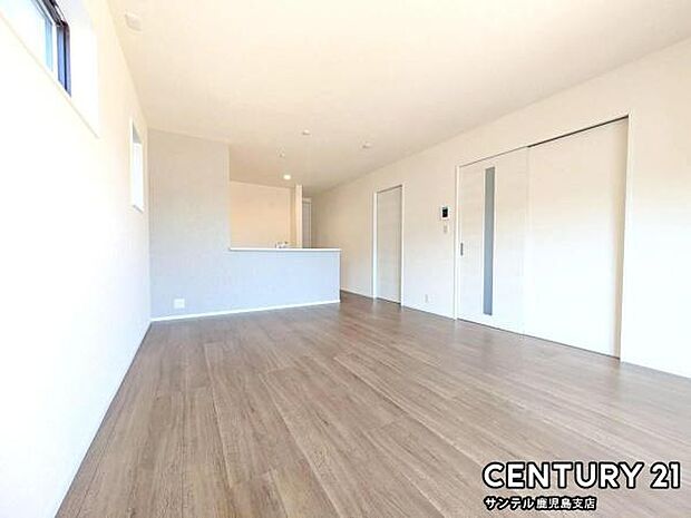 16.5帖のリビング♪カウンターキッチンからリビングにいるご家族やお子様の様子が見えるので、コミュニケーションがとりながら、ご家族の大切な時間を共有できるリビングスペースです♪