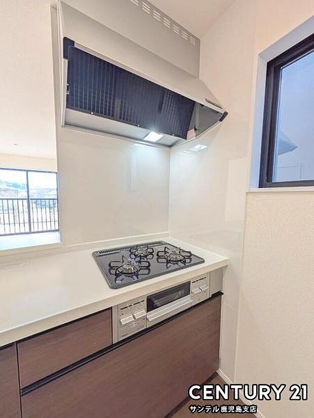 グリル付きガスコンロ！3口全てに温度センサーが付き、高温炒め機能付きで片面焼きグリルも搭載！。消し忘れ消火機能付き、安全で機能的なガスコンロ♪