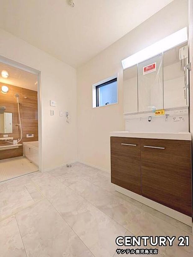 窓の付いた清潔感のあるシンプルな洗面脱衣所♪洗面台は、三面鏡の裏も収納スペースが付いており、シャワーヘッド付き！